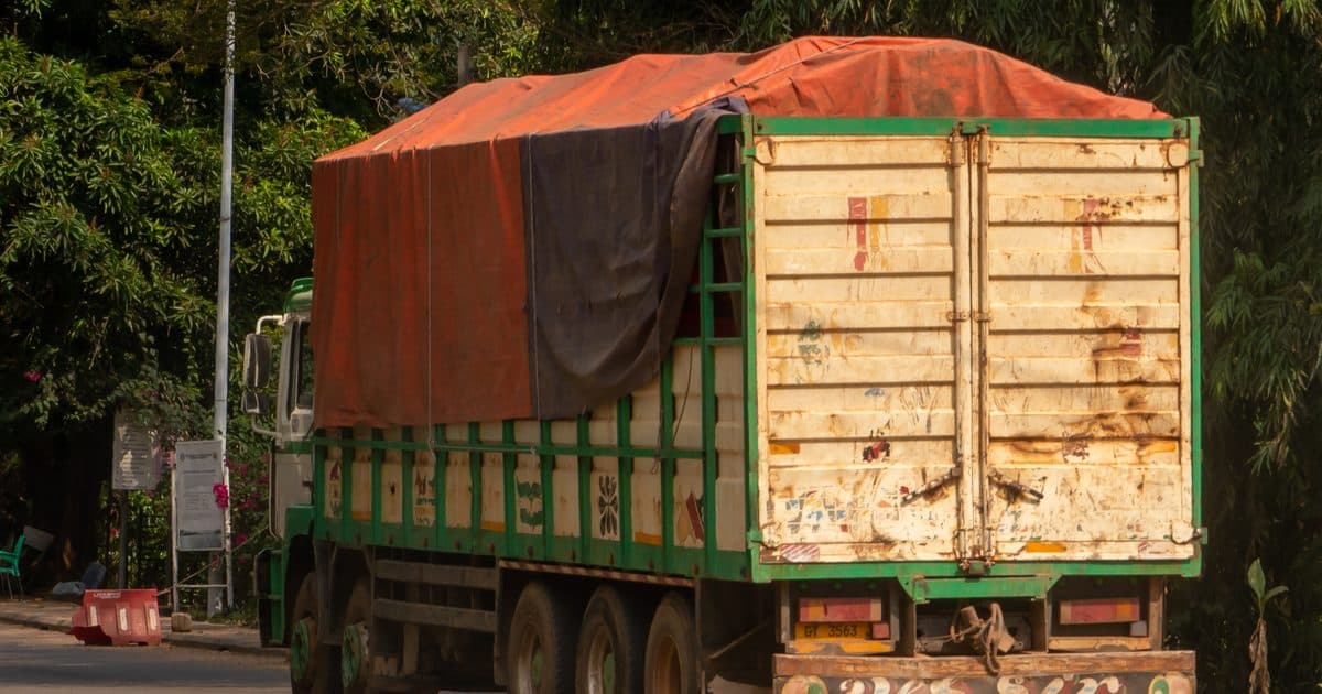 Camion bâché chargé pour l'intérieur