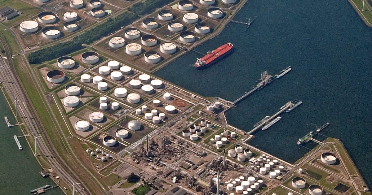 Réservoirs de stockage pétrolier dans le port de Rotterdam