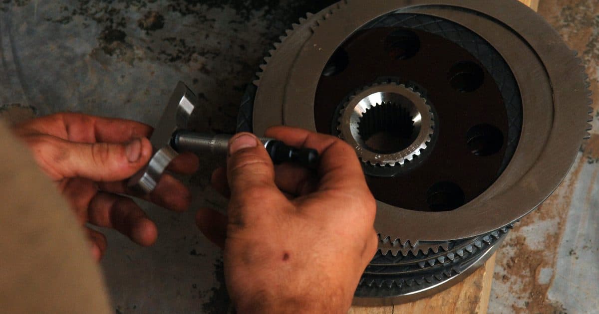 Mécanicien réparant un moteur de camion