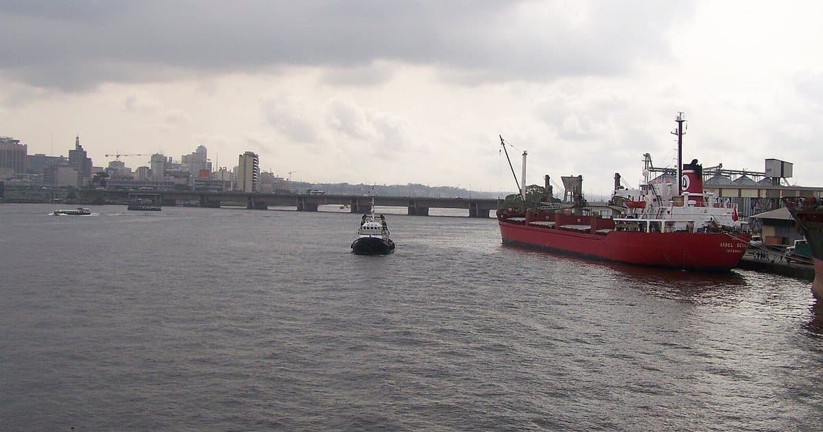 Navires de commerce dans le port d'Abidjan