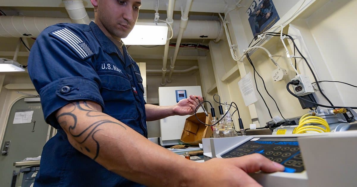 Un technicien procède à des analyses en laboratoire