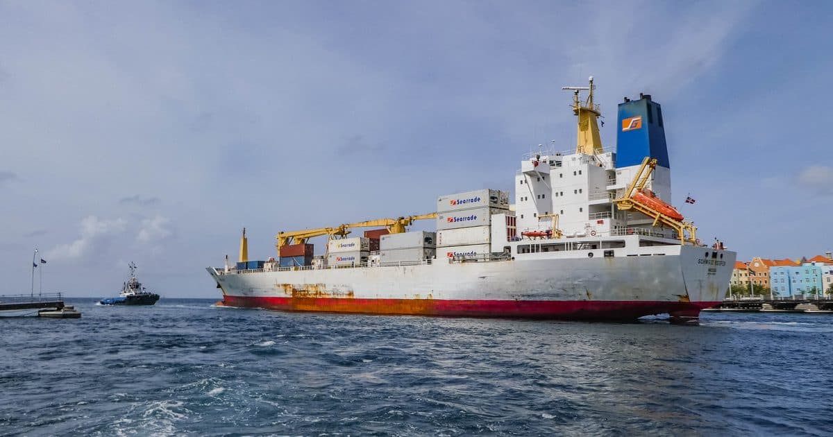 Reefer vessel alongside