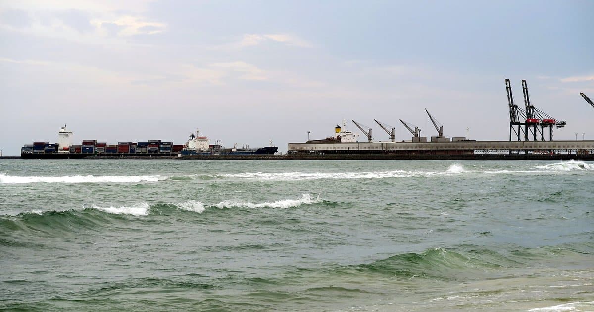 Porte-conteneurs au port de Lomé, au Togo