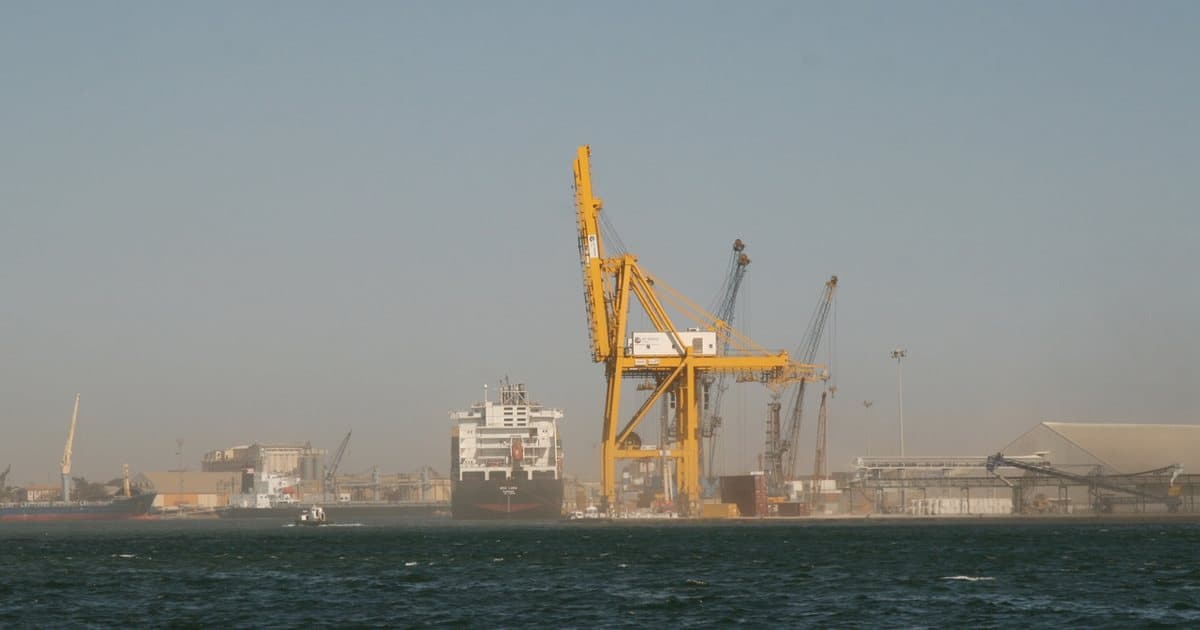 Grue de manutention et navire dans le port de Dakar