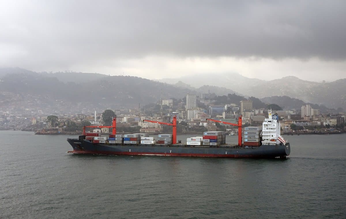 Un navire entre dans le port de Freetown, en Sierra Leone