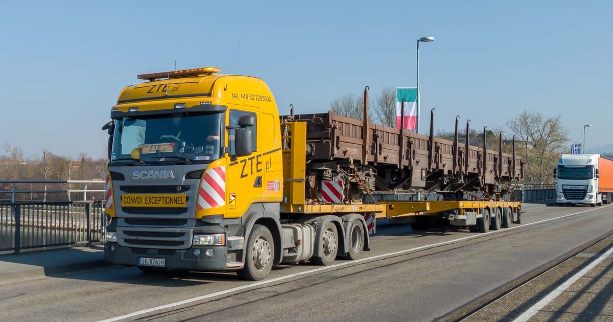 Ensemble routier chargé d'une pièce longue