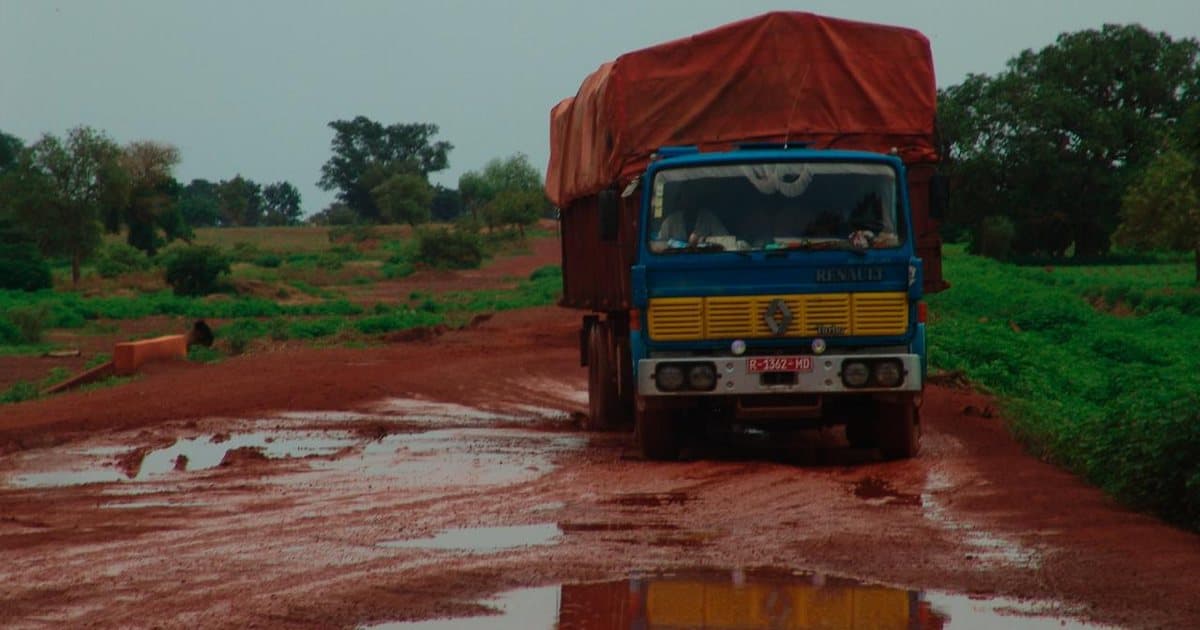 Camion bâché sur une portion en terre de la route de Kayes, au Mali
