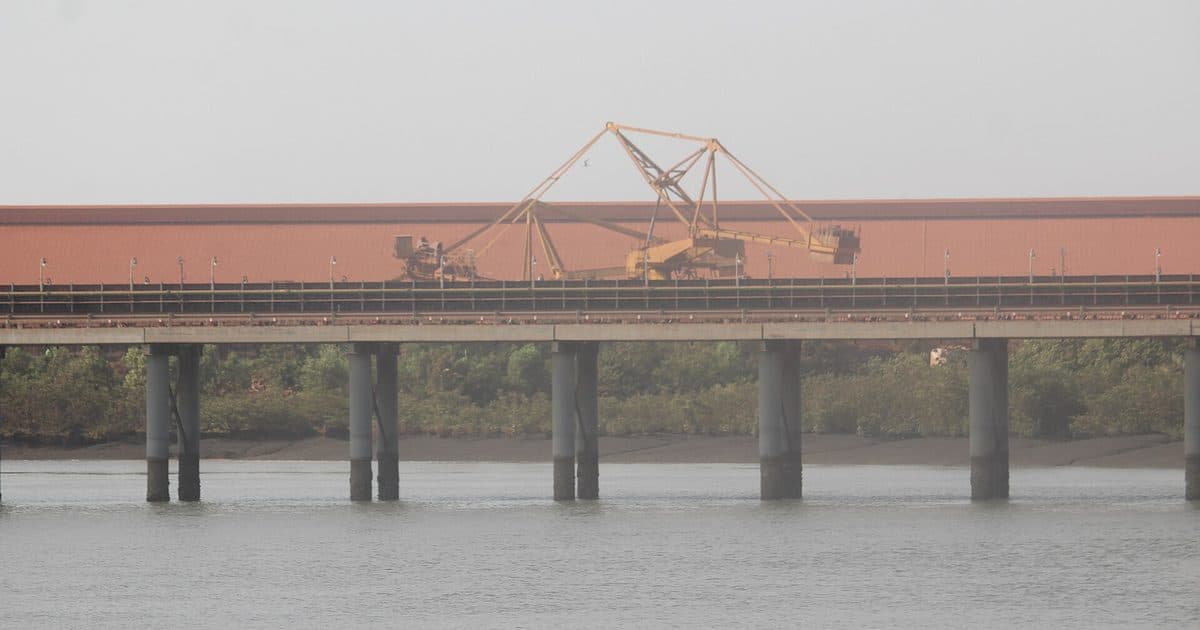 Convoyeur et stock de bauxite de GAC au port de Kamsar, en Guinée