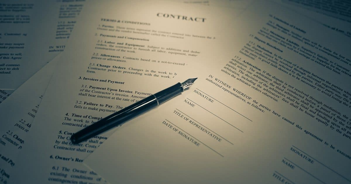 Contrat commercial prêt à être signé