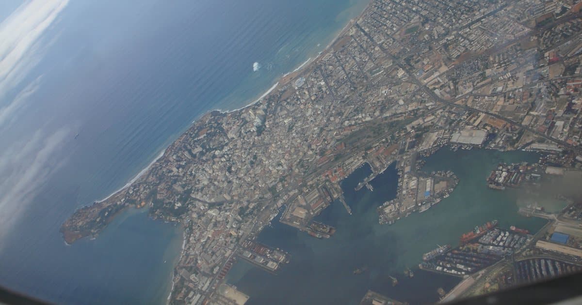 Vue aérienne de Dakar et de son port, au bout de la presqu'île du Cap-Vert