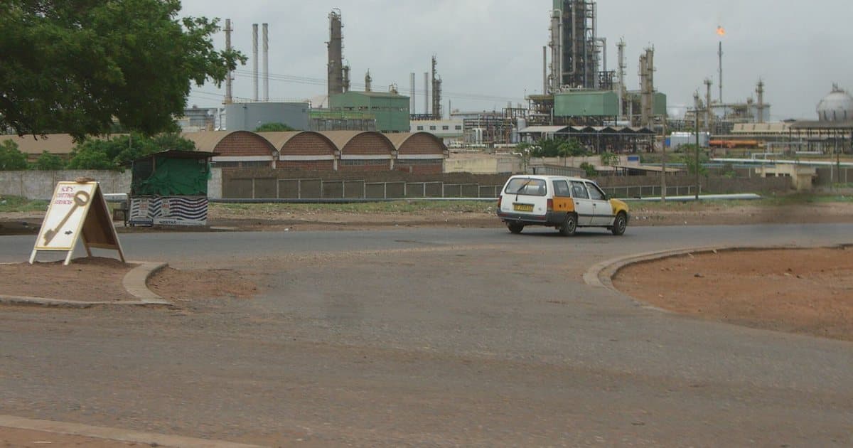 Installations pétrolières de Tema, au Ghana, vues depuis la route