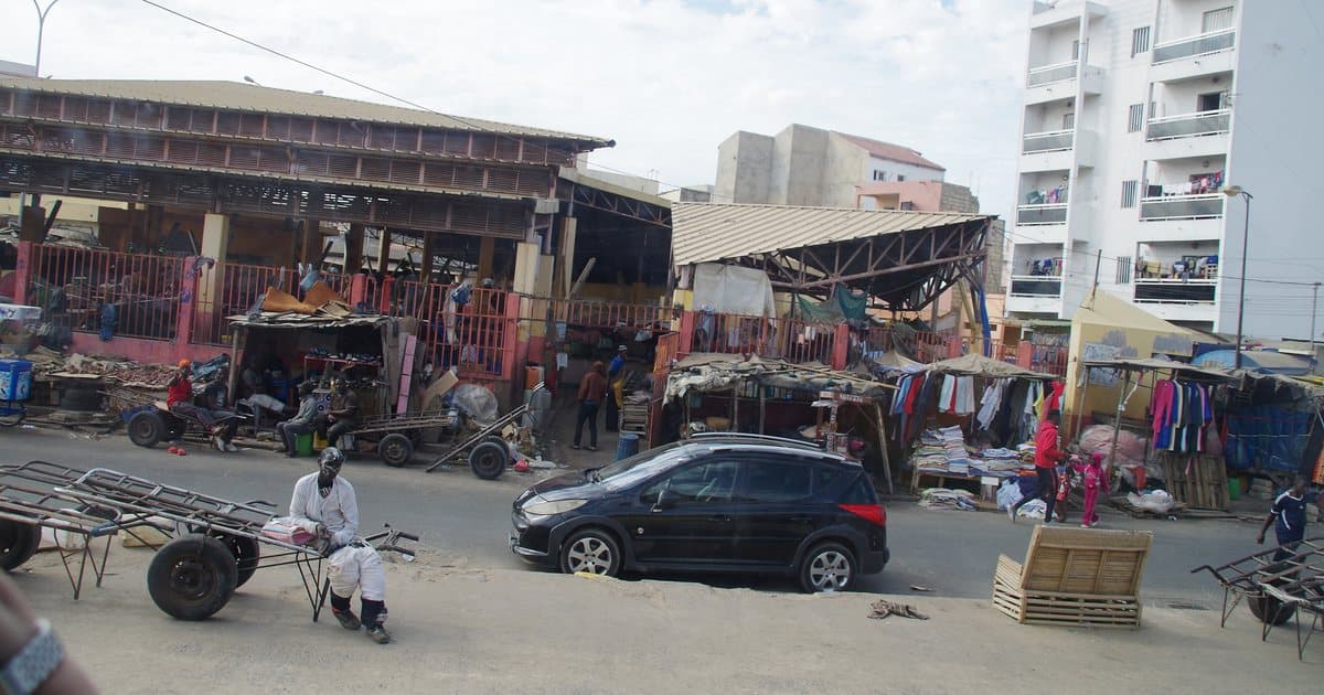Around Sandaga market in Dakar, handcarts and wholesale shops