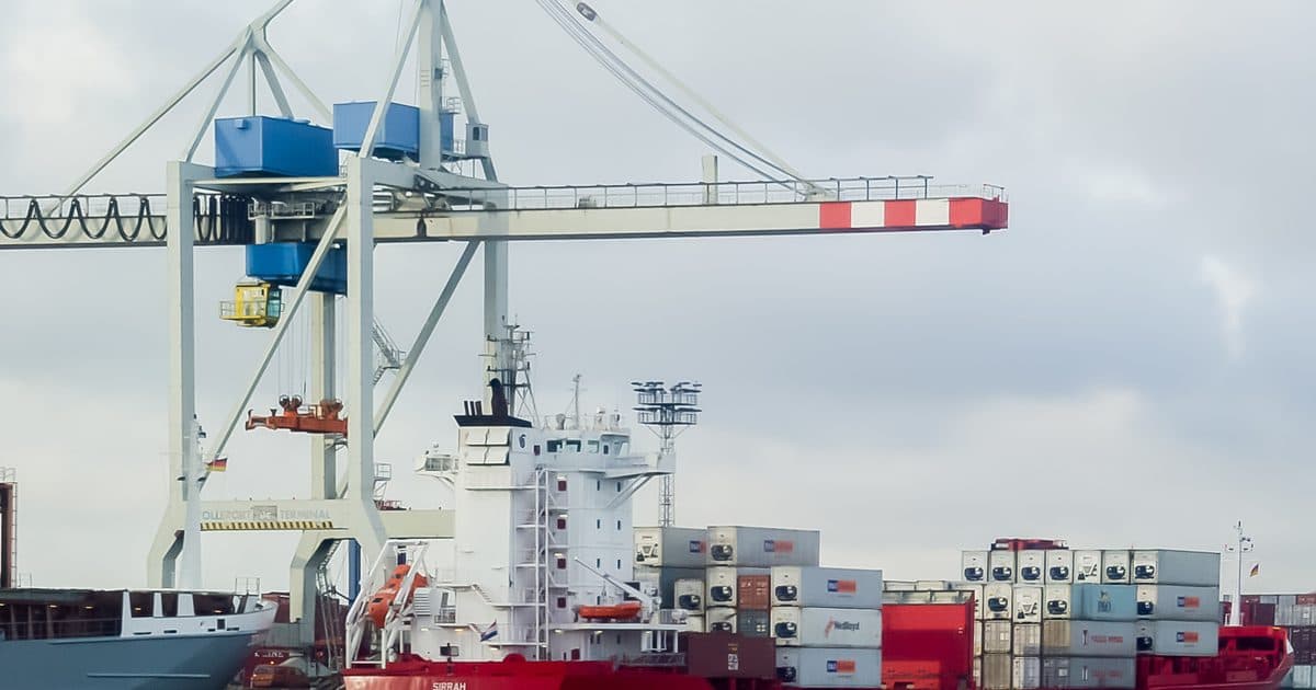 Navire et conteneurs au port