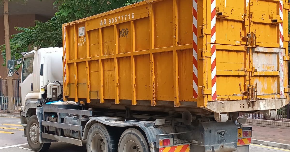 Camion porte-conteneur sur la route