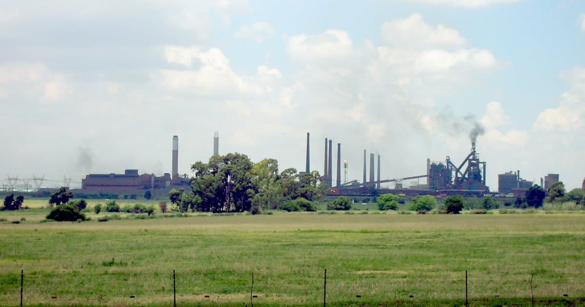 Aciérie de Vanderbijlpark, en Afrique du Sud, et ses cheminées au-dessus de la plaine