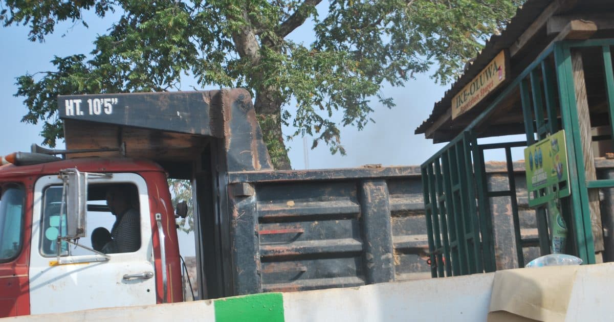 Cabine de camion et chauffeur