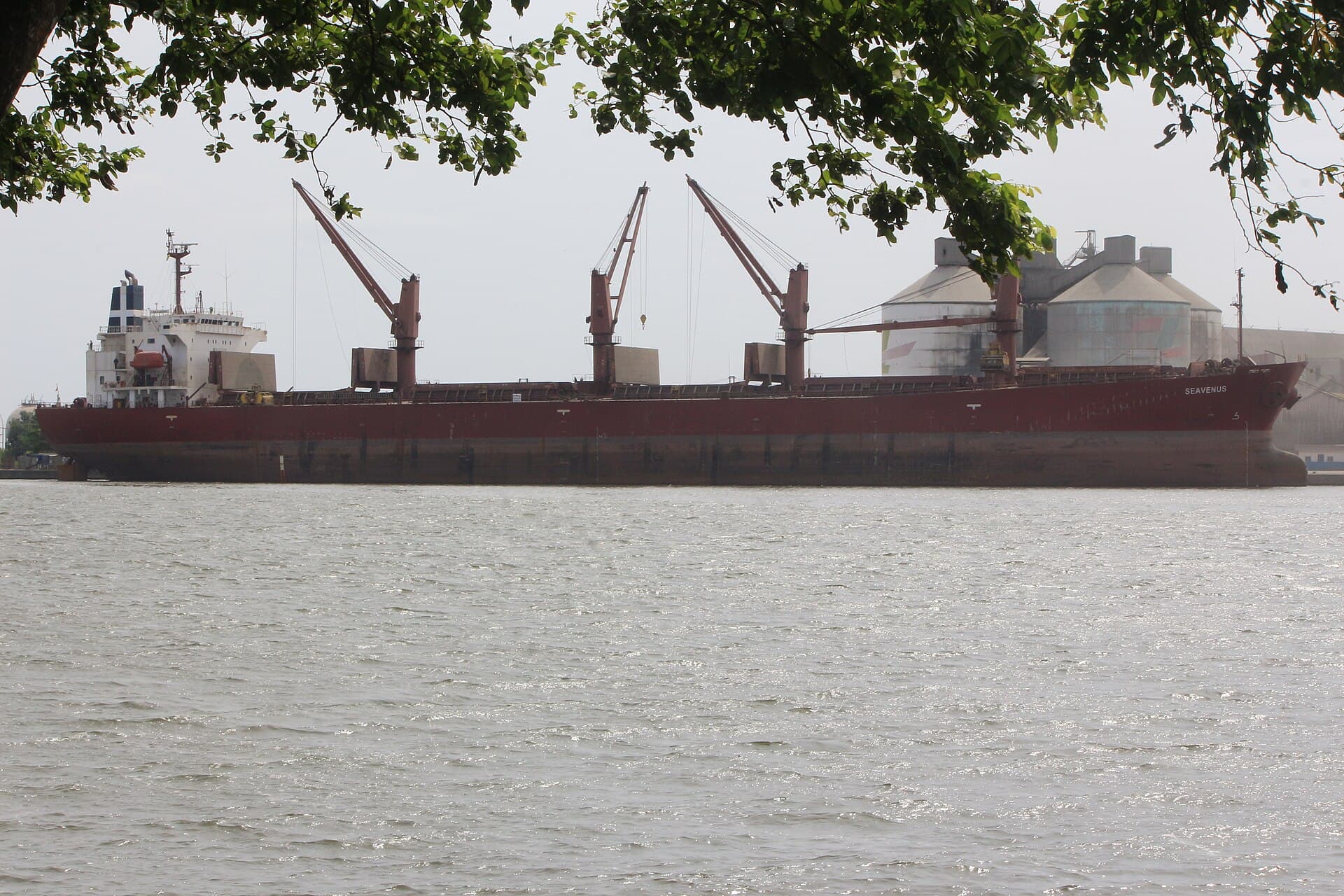 Navire à quai au port de Douala