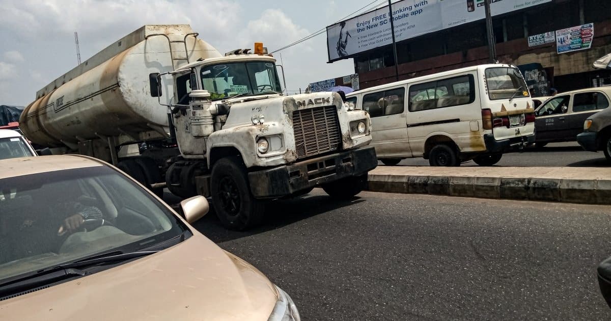 Camion-citerne de carburant dans la circulation, au Nigeria