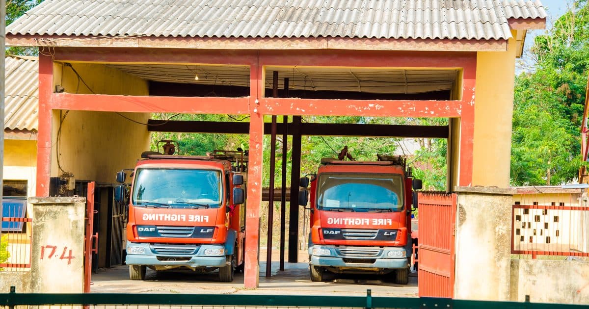 Camions alignés à la gare routière