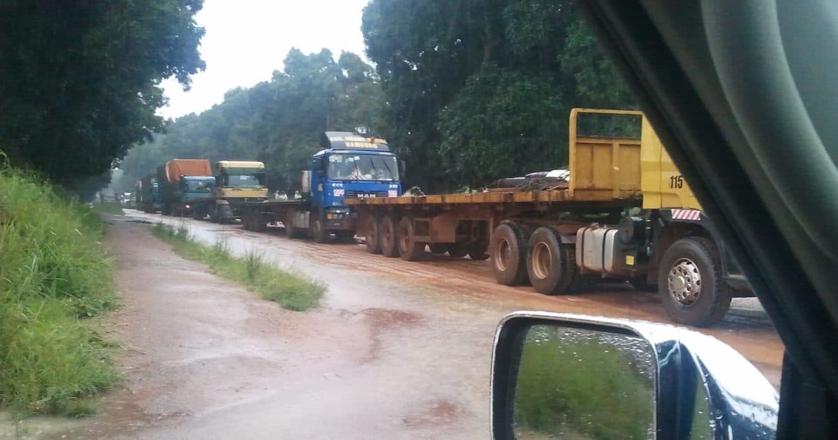 Convoi de camions sur une route mouillée
