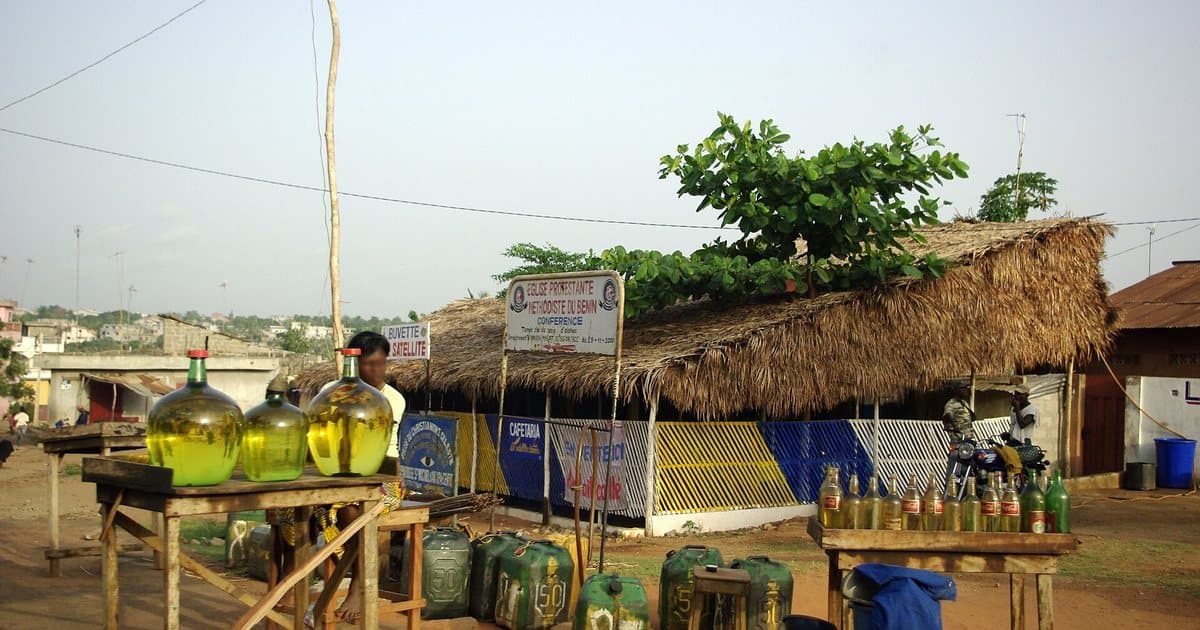 Essence kpayo et huile vendues au bord de la route à Porto-Novo, au Bénin