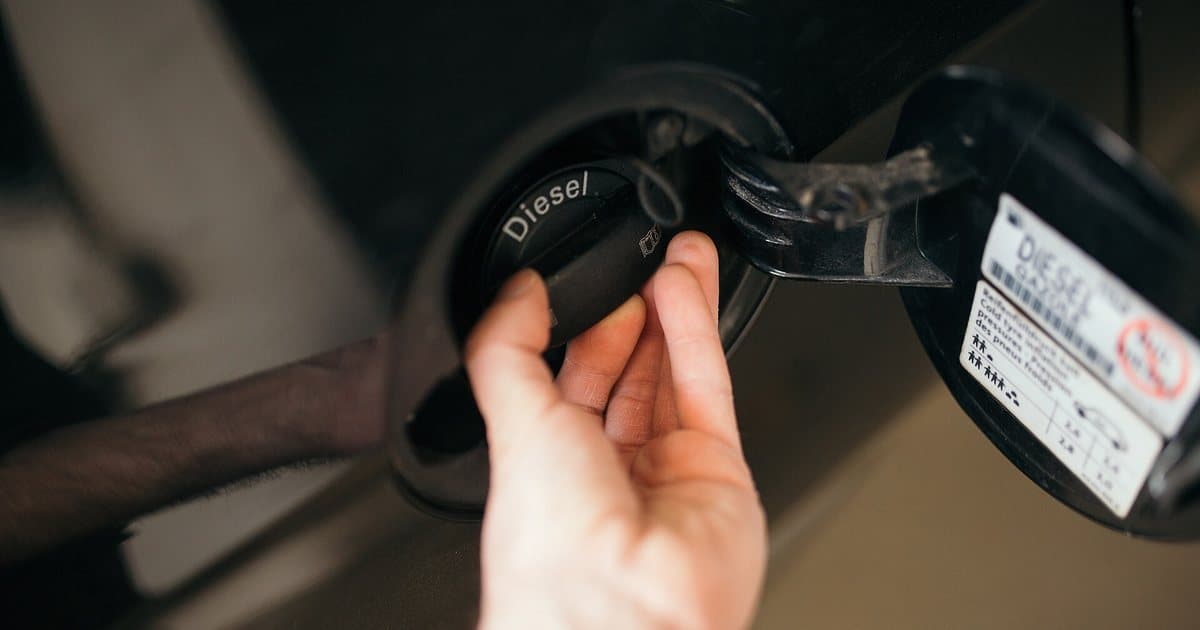 Bouchon de réservoir marqué « Diesel » ouvert avant un plein