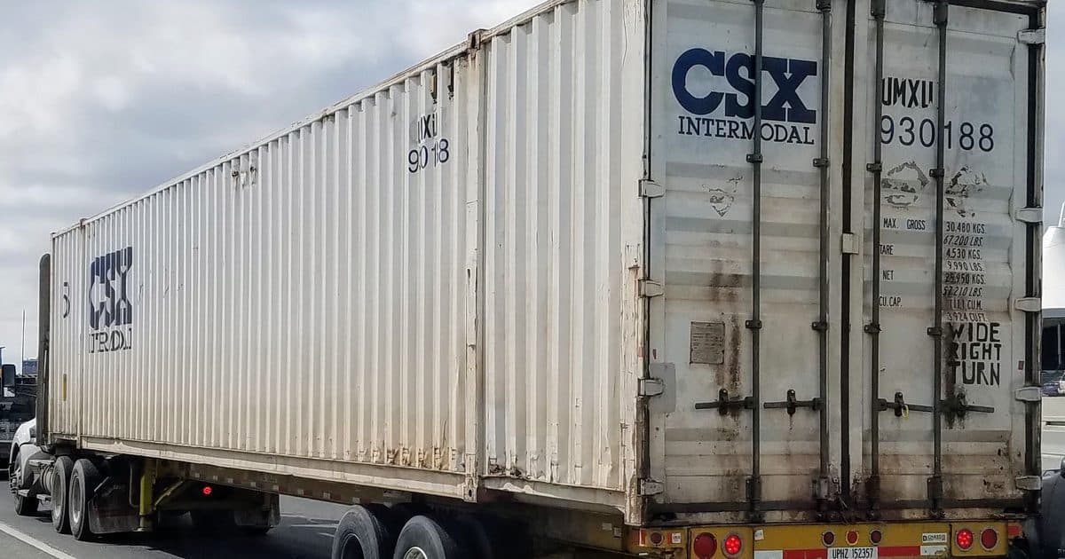 Conteneur chargé sur un camion