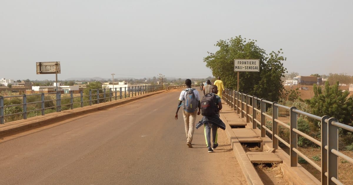 Pont frontière entre le Sénégal et le Mali à Kidira, panneau Frontière Mali Sénégal