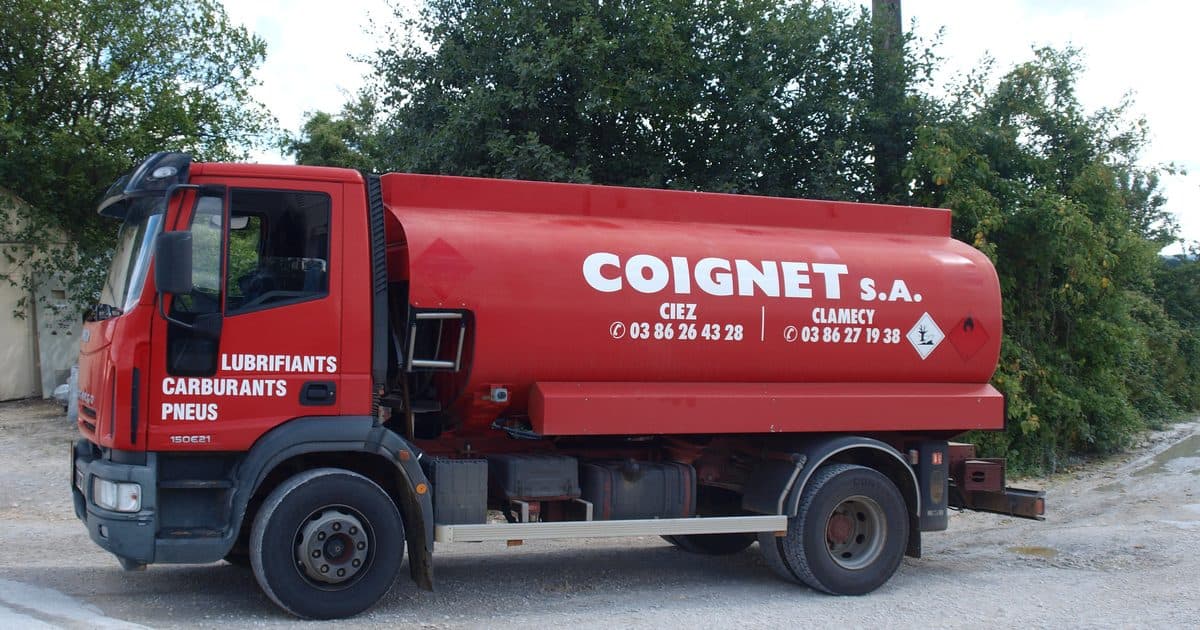 Camion citerne de produits pétroliers