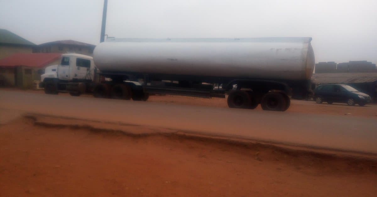 Un camion-citerne de carburant sur une route