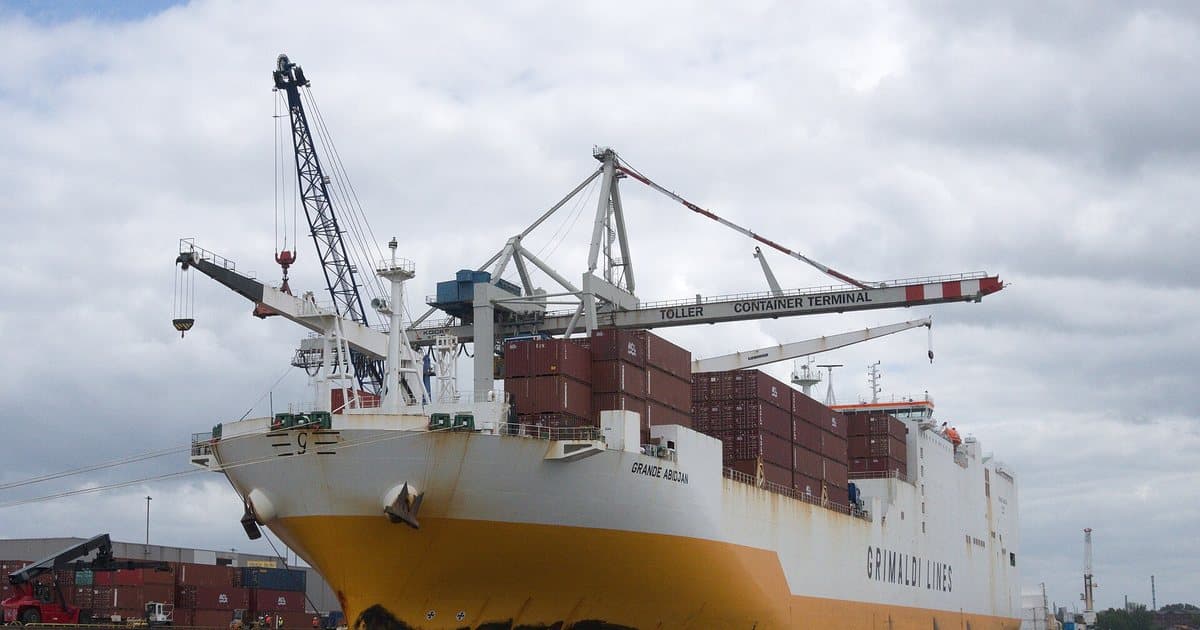 Le navire Grande Abidjan de Grimaldi Lines à quai, chargé de conteneurs