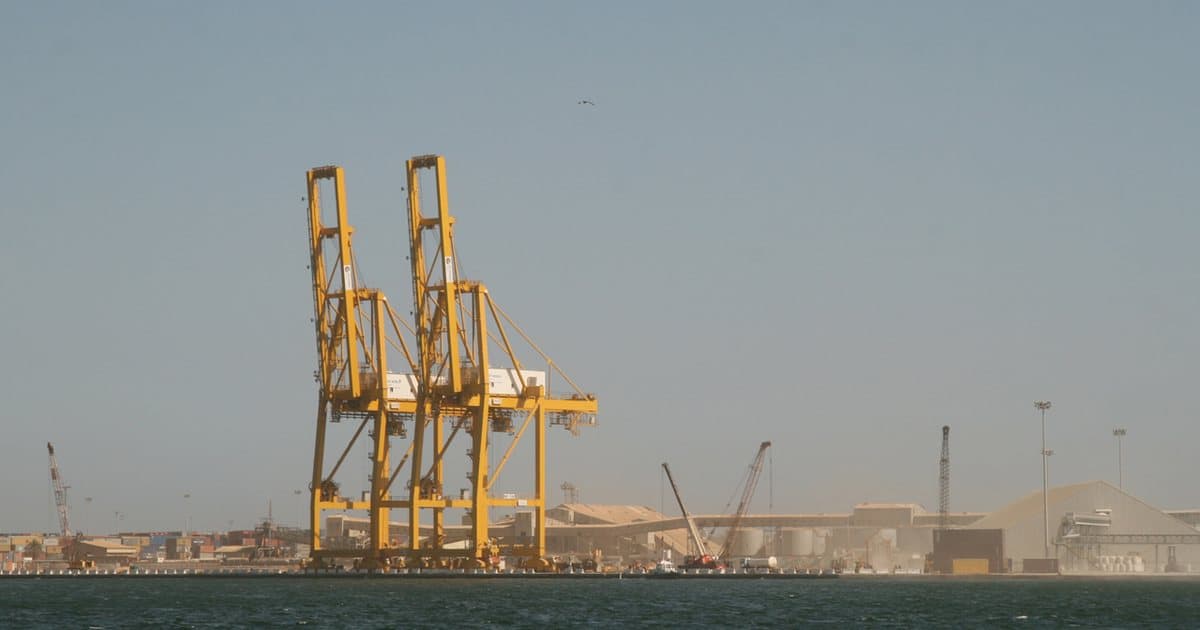 Portiques à conteneurs du port de Dakar vus depuis la mer